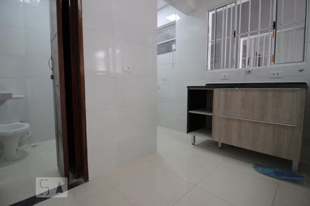 Cozinha de apartamento para alugar com 1 quarto, 35m² em Vila Carbone, São Paulo