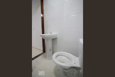 Banheiro de kitnet/studio para alugar com 1 quarto, 35m² em Vila Carbone, São Paulo