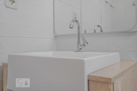 Banheiro de kitnet/studio para alugar com 1 quarto, 45m² em Passo D’areia, Porto Alegre