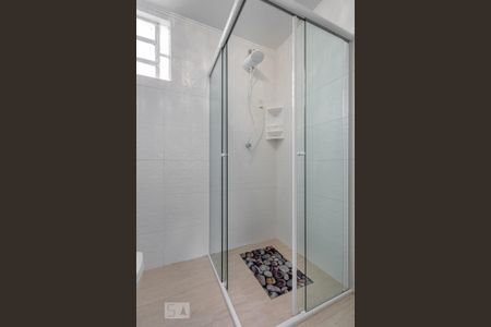 Banheiro de kitnet/studio para alugar com 1 quarto, 45m² em Passo D’areia, Porto Alegre