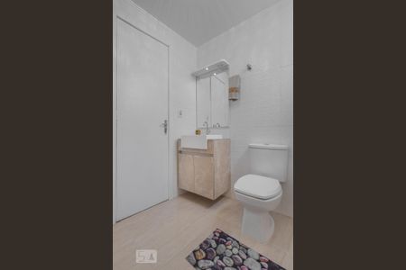 Banheiro de kitnet/studio para alugar com 1 quarto, 45m² em Passo D’areia, Porto Alegre