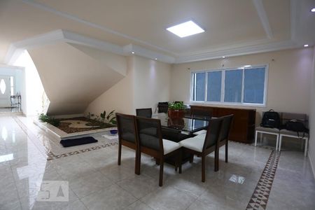 Sala de casa para alugar com 4 quartos, 450m² em Parque dos Príncipes, São Paulo