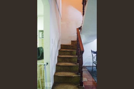 Escada - Sala de casa à venda com 2 quartos, 90m² em Vila Ponte Rasa, São Paulo