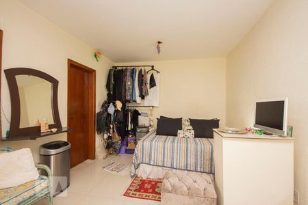 Sala / Quarto de kitnet/studio à venda com 1 quarto, 30m² em Bom Fim, Porto Alegre