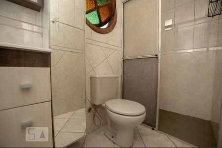 Banheiro de kitnet/studio para alugar com 1 quarto, 30m² em Santa Cândida, Curitiba