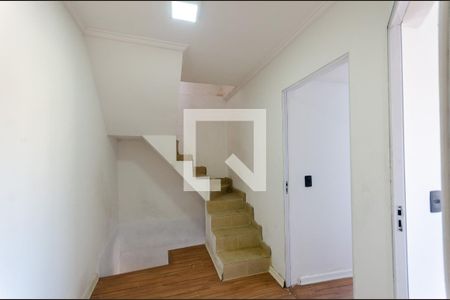Escada de casa para alugar com 2 quartos, 200m² em Parque São Luís, São Paulo