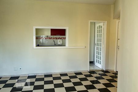 sala possui uma janela para a cozinha de apartamento para alugar com 2 quartos, 52m² em Praca da Bandeira, Rio de Janeiro
