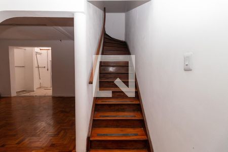 Escada de casa para alugar com 3 quartos, 196m² em Água Branca, São Paulo