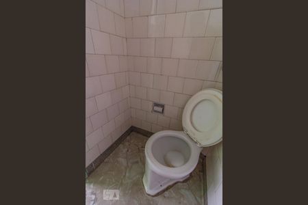 Banheiro de kitnet/studio para alugar com 1 quarto, 50m² em Centro, Curitiba