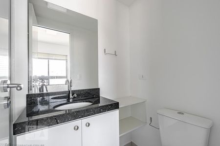 Banheiro Social de kitnet/studio para alugar com 1 quarto, 21m² em Centro, Curitiba