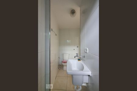 Banheiro de kitnet/studio para alugar com 1 quarto, 28m² em Sé, São Paulo