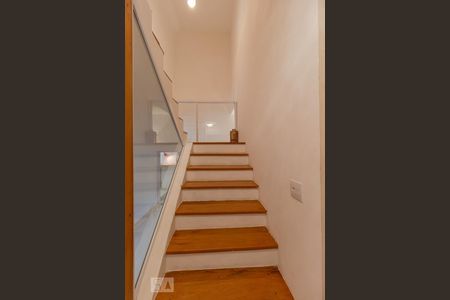 Escadas de casa para alugar com 4 quartos, 380m² em Santo Amaro, São Paulo