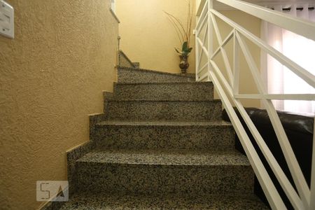 Escadas de casa à venda com 3 quartos, 128m² em Jardim das Flores, Osasco