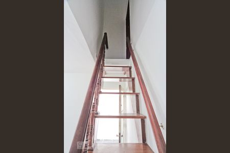 Escada de casa para alugar com 2 quartos, 60m² em Vila Miriam, São Paulo