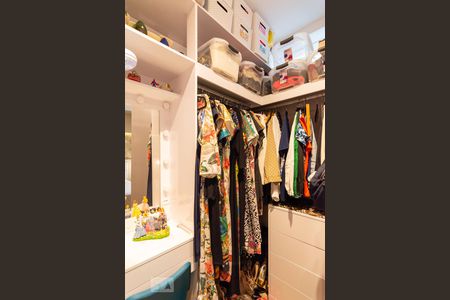 Closet Suíte 1 de casa à venda com 5 quartos, 233m² em Vila Apiai, Santo André