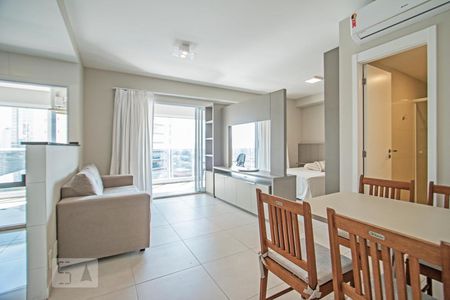 Sala e Sala de Jantar de apartamento para alugar com 1 quarto, 55m² em Vila Gertrudes, São Paulo