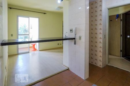 Vista da sala pela cozinha de apartamento à venda com 1 quarto, 42m² em Vila Mariana, São Paulo