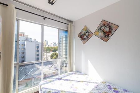 Quarto de kitnet/studio para alugar com 1 quarto, 27m² em Centro, Curitiba