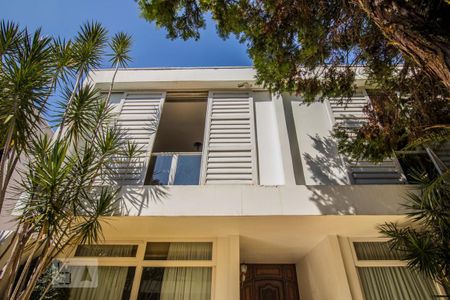 Casa para alugar com 600m², 4 quartos e 4 vagas Casa para alugar com 600m², 4 quartos e 4 vagasFachada