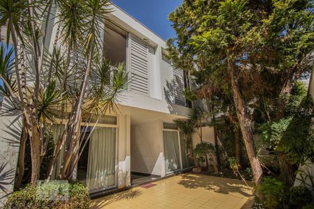 Casa para alugar com 600m², 4 quartos e 4 vagas Casa para alugar com 600m², 4 quartos e 4 vagasFachada