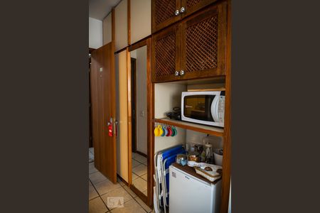 Hall de Entrada e Cozinha de apartamento para alugar com 1 quarto, 28m² em Copacabana, Rio de Janeiro