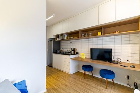 Sala e cozinha de apartamento para alugar com 1 quarto, 32m² em Pinheiros, São Paulo