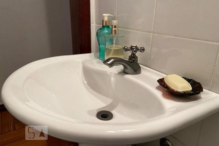 Lavabo de casa para alugar com 4 quartos, 143m² em Vila Suzana, São Paulo