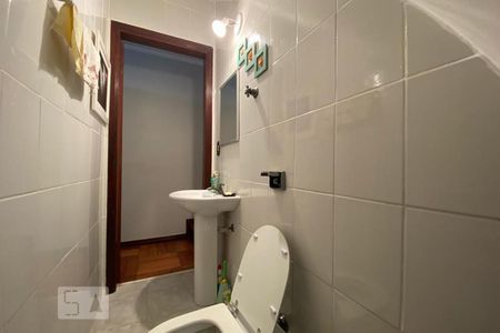 Lavabo de casa para alugar com 4 quartos, 143m² em Vila Suzana, São Paulo