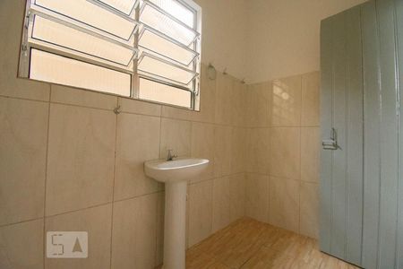 Banheiro de casa para alugar com 1 quarto, 70m² em Vila Campo Grande, São Paulo