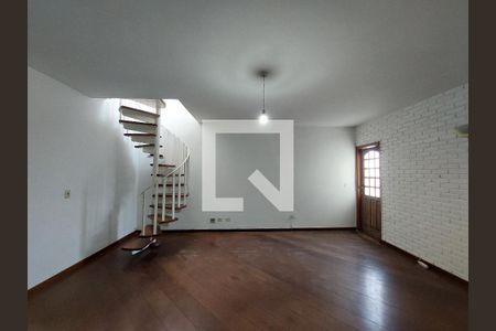 Sala de casa para alugar com 4 quartos, 160m² em Vila Inglesa, São Paulo