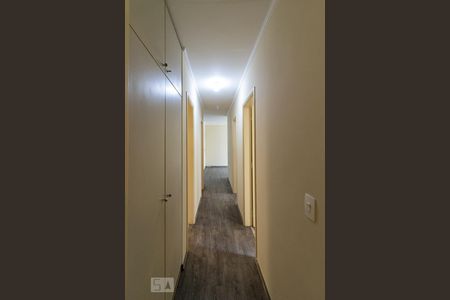 Corredor para os quartos de apartamento para alugar com 3 quartos, 80m² em Indianópolis, São Paulo