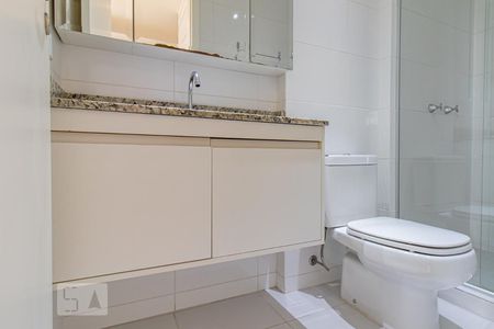 Banheiro de kitnet/studio para alugar com 1 quarto, 33m² em Centro, Curitiba