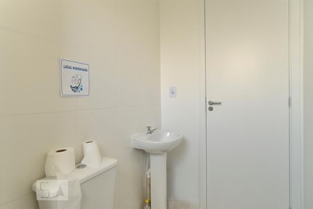 Banheiro de kitnet/studio à venda com 1 quarto, 25m² em Vila Ema, São Paulo
