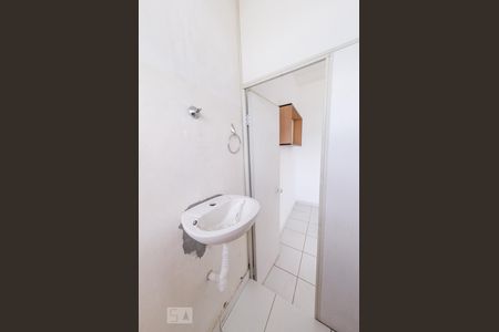 Banheiro de kitnet/studio para alugar com 1 quarto, 20m² em Caiçaras, Belo Horizonte