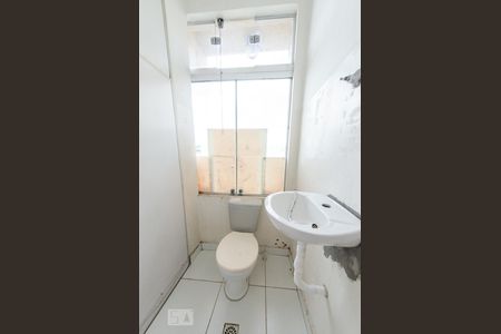 Banheiro de kitnet/studio para alugar com 1 quarto, 20m² em Caiçaras, Belo Horizonte