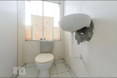 Banheiro de kitnet/studio para alugar com 1 quarto, 20m² em Caiçaras, Belo Horizonte