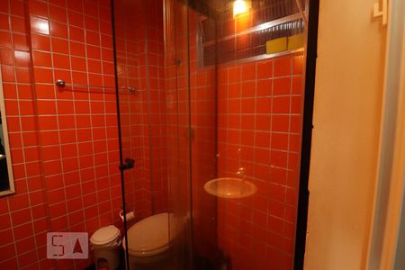 Banheiro de kitnet/studio para alugar com 1 quarto, 27m² em Liberdade, São Paulo