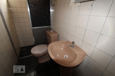 Banheiro de apartamento para alugar com 1 quarto, 33m² em Rebouças, Curitiba