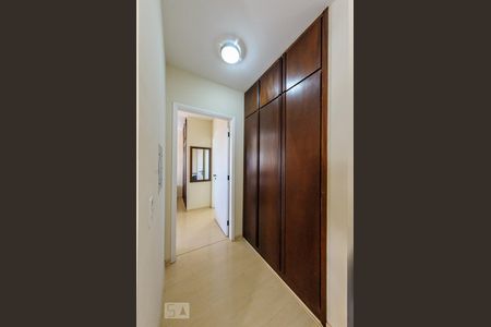 Corredor de apartamento para alugar com 1 quarto, 50m² em Cambuí, Campinas