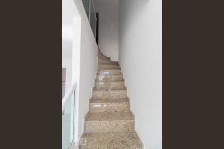 Escada de casa de condomínio para alugar com 2 quartos, 105m² em Vila Dom Pedro Ii, São Paulo