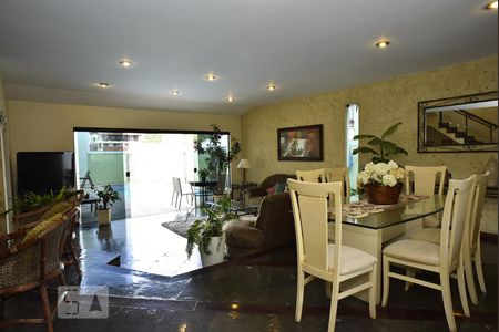 Sala de casa de condomínio à venda com 4 quartos, 330m² em Anil, Rio de Janeiro