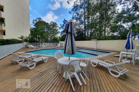 Apartamento à venda com 140m², 3 quartos e 3 vagas Apartamento à venda com 140m², 3 quartos e 3 vagasÁrea comum - Piscina