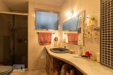 Banheiro de apartamento à venda com 3 quartos, 110m² em Alto Petrópolis, Porto Alegre