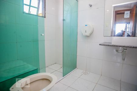 Banheiro de kitnet/studio para alugar com 1 quarto, 27m² em Curicica, Rio de Janeiro