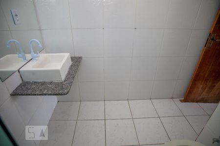 Banheiro de kitnet/studio para alugar com 1 quarto, 27m² em Curicica, Rio de Janeiro