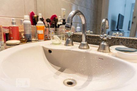 Apartamento à venda com 172m², 4 quartos e 3 vagas Apartamento à venda com 172m², 4 quartos e 3 vagasBanheiro da Suíte 1