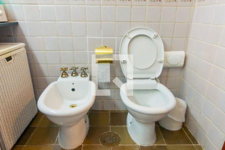 Casa à venda com 608m², 3 quartos e 6 vagas Casa à venda com 608m², 3 quartos e 6 vagasBanheiro da suíte 2