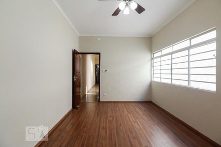 Sala de TV de casa à venda com 4 quartos, 250m² em Vila Bertioga, São Paulo