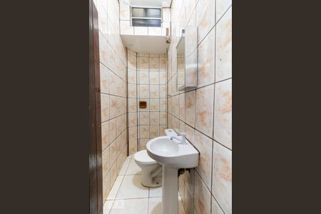 Banheiro de casa para alugar com 1 quarto, 60m² em Parque Vitoria, São Paulo