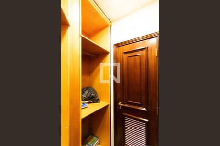 Apartamento para alugar com 336m², 4 quartos e 5 vagas Apartamento para alugar com 336m², 4 quartos e 5 vagasQuarto 2